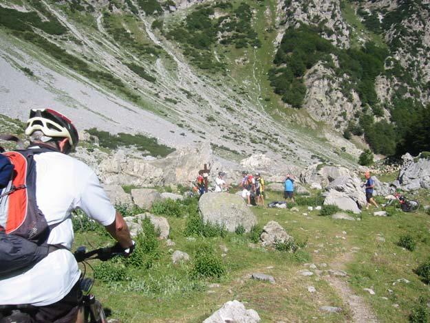 2 a tappa seguendo i segnavia bianco-rossi e quelli del Sentiero Italia lungo il Vallone del Margueiras.