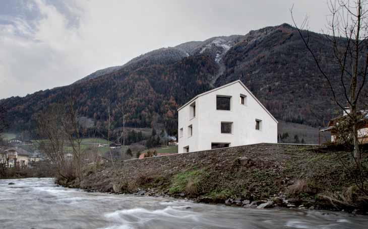 Dossier realizzazioni La casa sul Rio dei Molini: quando l eleganza incontra l efficienza Foto: Gustav Willeit La Casa sul Rio dei Molini è un edificio monofamiliare che sorge sulla riva del Rio