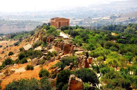 Presentazione Il Parco archeologico e paesaggistico della Valle dei Templi di Agrigento, è un imponente testimonianza della Magna Grecia in Sicilia, conserva uno straordinario patrimonio monumentale