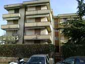 www. condominiale, si compone di ingresso con spazio cottura, soggiorno, tre camere, doppi servizi, cucina, disimpegni ed ampio resede a giardino di pertinenza. Occupato. Prezzo base Euro 212.000,00.