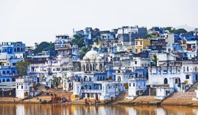 visiteremo il bellissimo Amber Fort (ascesa in jeep 4x4 e discesa a piedi), noto per il suo stile artistico unico, che fonde con maestria elementi indù e musulmani (Mughal).