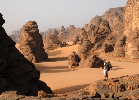 di arenaria e le vallate di sabbia dorata offrono al viaggiatore ambienti davvero suggestivi. Il mattino successivo partiamo per le zone di Geraf Amoud e Tassotarat.