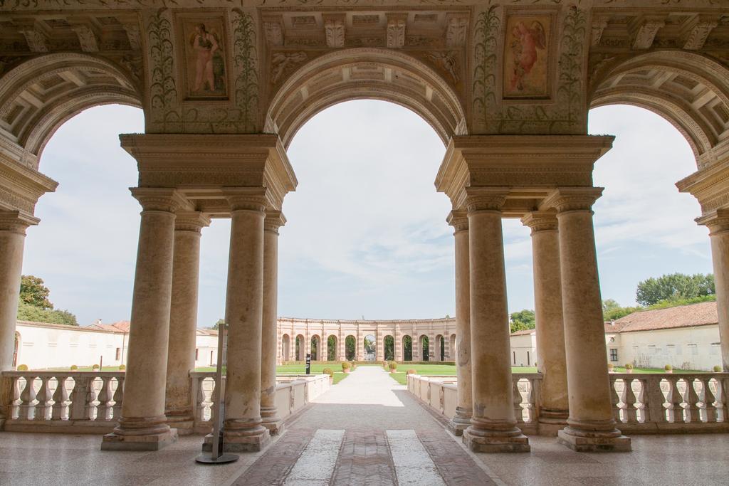 VISITA DI PALAZZO TÈ Una visita presso il Plazzo Te, magnifica Villa rinascimentale, voluta dal marchese Federico II Gonzaga.