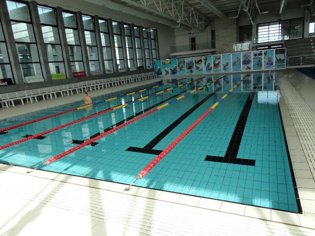Definizione di piscina Complesso attrezzato ad uso balneazione con uno o più bacini artificiali