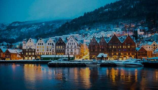 Le Città Bergen: seconda città norvegese per numero di abitanti. Attraverso il suo porto si svolgono i collegamenti con il regno unito ed è circondata da 7 montagne e da numerosi fiordi.