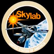 ...La storia dello spazio Skylab La prima stazione spaziale costruita dagli Stati Uniti è stata lo Skylab, raffigurato nell immagine qui a fianco.