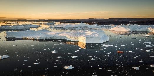 L itinerario prosegue a nord lungo le coste passando per Bredebugt, l insediamento di Oqaatsut e il grande sistema dei fiordi chiamati Pakitsoq, dove è spesso possibile avvistare