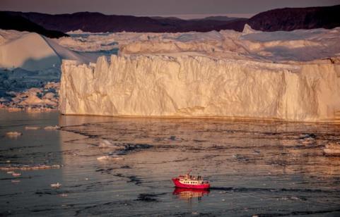 La barca ormeggia approssimativamente per due ore di fronte ai ghiacciai mentre un delizioso pranzo incluso sarà servito.