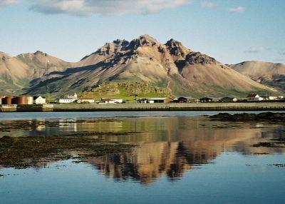 Lungo il tragitto sono presenti delle aree incredibili che valgono la pena esplorare tra cui Borgarfjordur, dove si trovano attrazioni come Deildatunguhver, ovvero la più potente