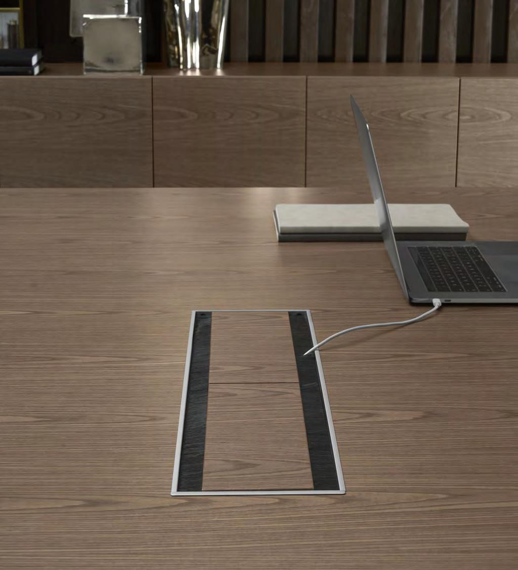 DECK EXECUTIVE I passacavi integrati ai tavoli riunione sono sempre dotati di un doppio sportello in finitura.