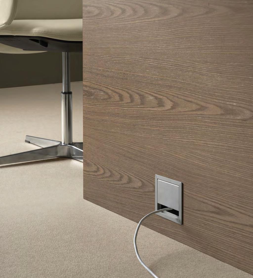 The cable ports of the meeting tables are always fitted with a double wooden flap.