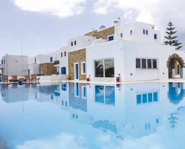 HOTEL NAXOS RESORT 3 H Naxos città / www.naxosresort.gr Posizione: situato a 50 m dalla spiaggia di Agios Georgios ed a 300 m da Naxos città, dove ci sono diversi ristoranti, negozi e bar.