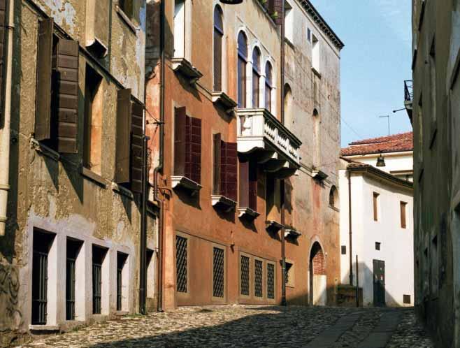 Basculante non debordante in legno marino e intonaco.