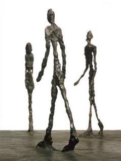 L opera di Baldessarri è trasformativa per il caso di specie, dove per tratti, dimensioni, materiali, forme delle sculture di Baldessari rispetto a quelle di Giacometti, l'intervento dell'artista