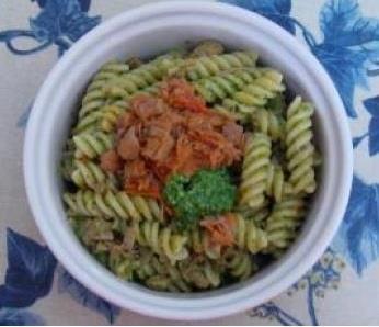 Pasta fredda con pomodorini, tonno e pesto di rucola Ingredienti 4 persone 1/2 cipolla piccola 30 g di olio, evo 250 g di pomodorini pachino 250 g di filetto di tonno 30 g di vino bianco sale 300 g