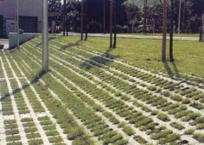 PREPARAZIONE DEL SOTTOFONDO Per pavimentazioni in grigliato erboso è consigliato un sottofondo costituito da misto granulare possibilmente miscelato con humus: in assenza di pioggia, infatti, la