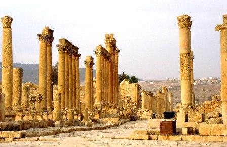 2 giorno / Amman Castelli del deserto - Amman Dopo la prima colazione partenza verso est alla volta dei Castelli del VII secolo: si comincerà con l'imponente fortezza di Kaharana per proseguire con