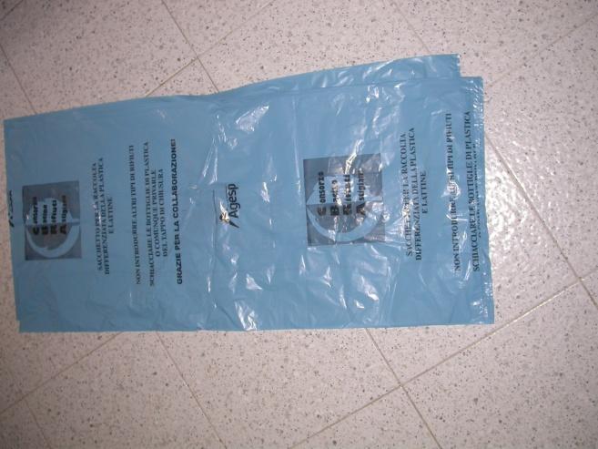 Giovedì Plastica e Lattine In questo sacco azzurro vanno conferiti i rifiuti di plastica e lattine Bottiglie di plastica e tappi (acqua minerale, latte, olio, bibite,)