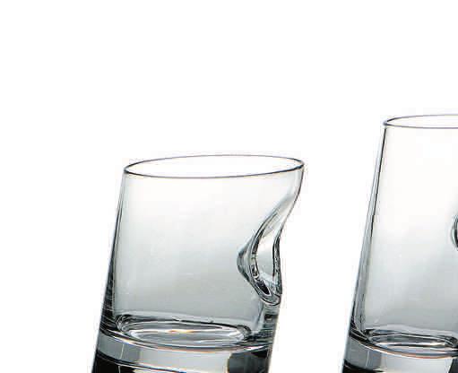 ICE STOPPER 1996 design Angelo Mangiarotti La forma inclinata del bicchiere, con una rientranza verso la sommità, invita ad una presa agevole edimpedisce al ghiaccio di salire in superficie quando si