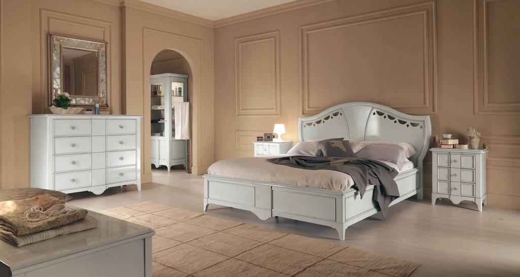 671 624 670 Letto matrimoniale / double bed with leather 672 Comò 4 cassetti / 4 drawers chest Specchiera / mirror l. 194 p. 212 h.