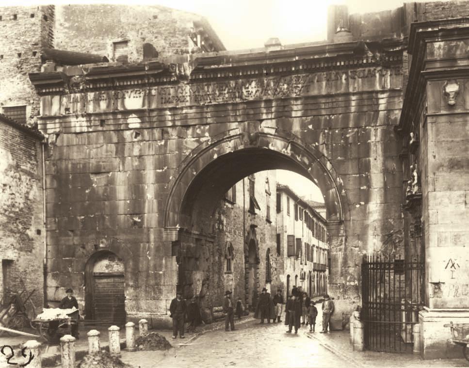 L arco romano era nascosto alla vista anche sul lato nord per la presenza di diversi fabbricati che si collegavano sino alla Porta Maggiore.