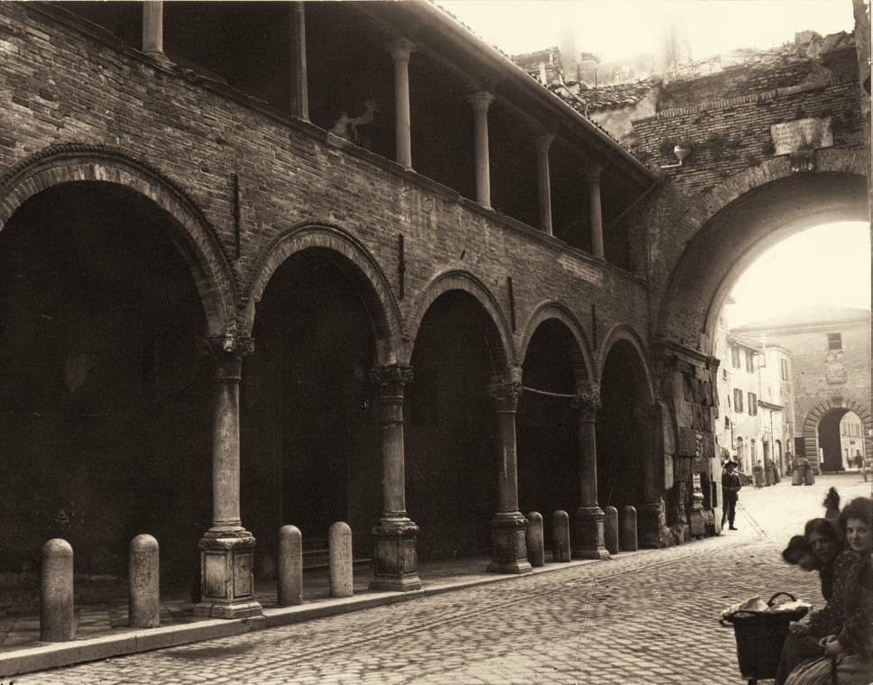 La foto è stata realizzata subito dopo il restauro di Palazzo Del Cassero (si vede la copertura modificata) e di Palazzo San Michele, sulla cui facciata è apposta l alzabandiera.