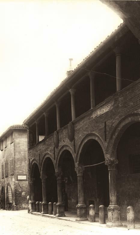 Qui a fianco, l ingresso e la facciata del palazzo San Michele prima del