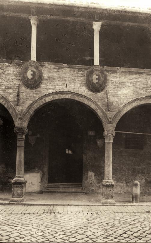 Particolari del cortile interno di palazzo San Michele prima e dopo il restauro.