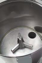 un uso intensivo e di lunga durata Pannello comandi Scarico dell acqua residua Cesto centrifuga in acciaio inox Sicurezza dell operatore: il