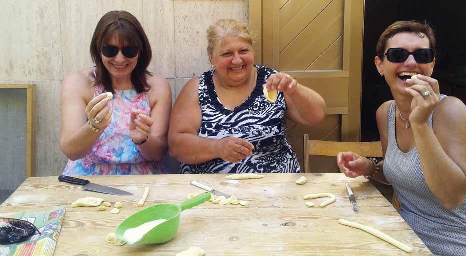 bari e le vie della pasta B A C D visita bari ed i suoi luoghi più suggestivi e autentici con una guida esperta impara a fare la tradizionale pasta locale assieme ad una signora del borgo antico