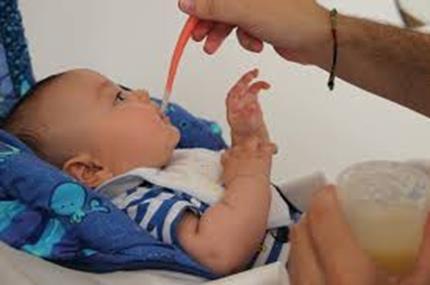 l introduzione di cibo solido prima dei 6 mesi di età può essere un importante fattore di rischio di sovrappeso ed obesità il controllo materno durante i