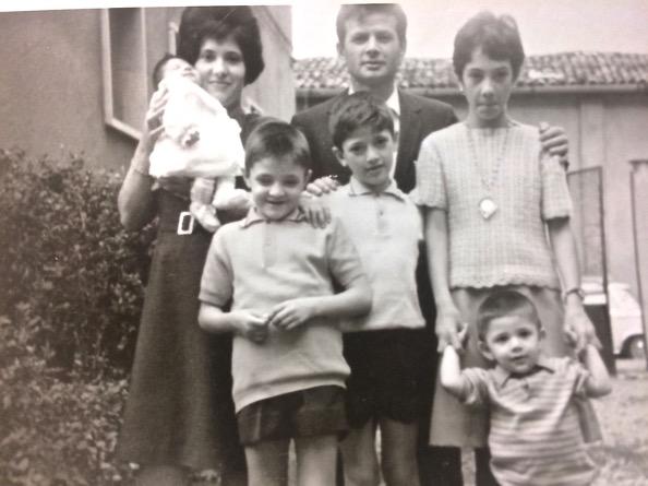 1965 Milano: la famiglia è cresciuta, dopo Nuccia, Giuseppe, Gaetano sono nati Maurizio e Rossella, nella foto la piccola è in braccio alla mamma Concetta che nonostante i 5 figli mantiene inalterato