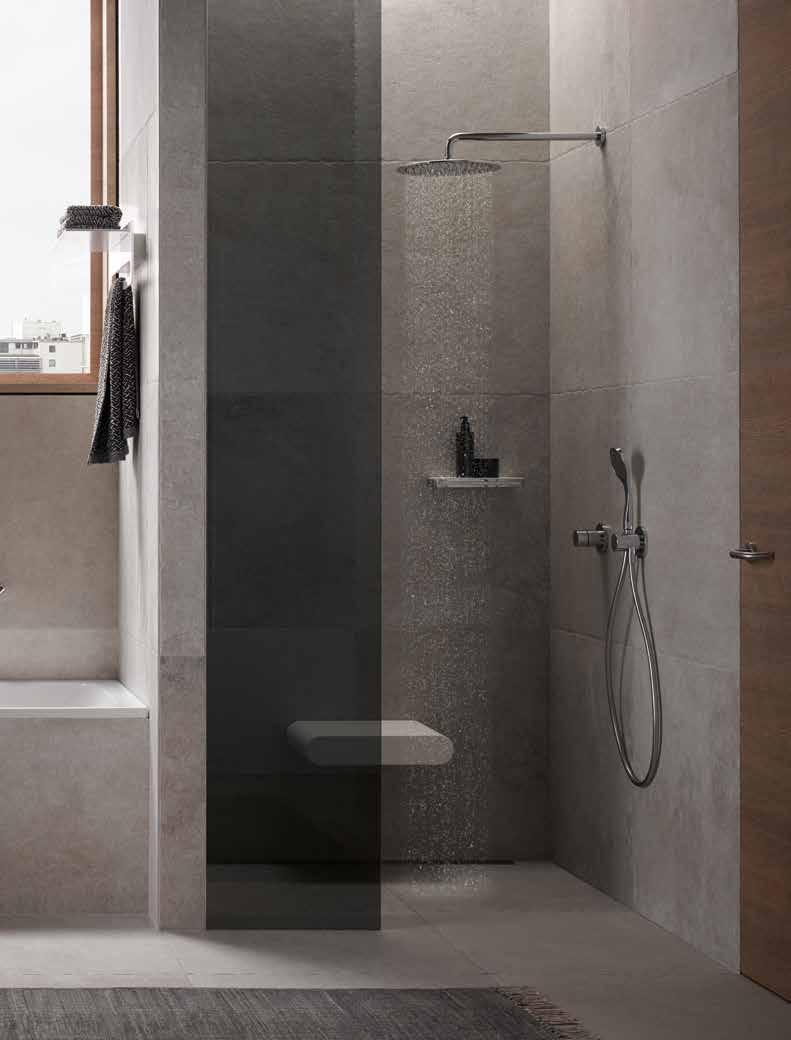 Una soluzione elegante è offerta dalla nuova seduta per doccia KEUCO, che accarezza il corpo con il suo morbido