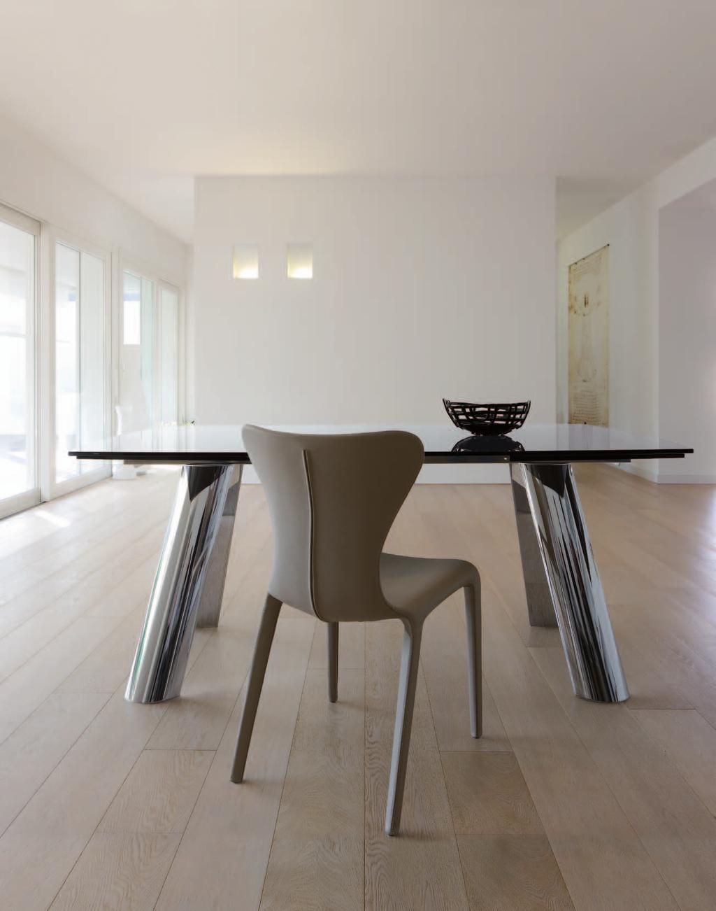 INFINITY Gino Carollo Design: Il tavolo Infinity rappresenta l eleganza senza tempo e la funzionalità del cristallo temperato qui abbinato all alluminio lucido, materiali che sanno dare una precisa