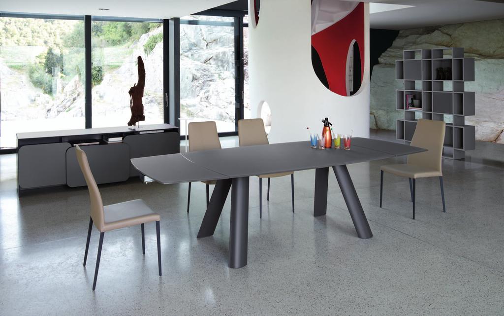 INFINITY cm 180/280x100x76 h Tavolo allungabile, piano e allunghe in cristallo temperato 12 mm. Gambe in alluminio, alluminio impiallacciato legno o rivestite cuoio.