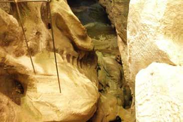 In questa grotta ci sono tanti gradini. Queste scale sono fatte di roccia. Questa grotta si chiama Grotta di Nettuno. Nettuno era un dio.