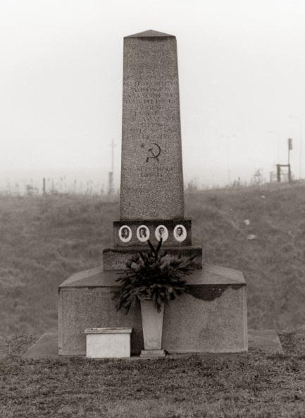 Cippo in memoria di Adolfo, Nino, Olindo e Silvio Bartolotti Cippo commemorativo Localizzazione: Ca di Lugo, Strada Provinciale 26, argine destro del fiume Santerno [44 27 47 Nord 11 53 01 Est] Il