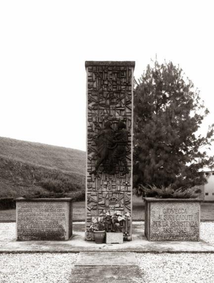 Monumento ai caduti della Resistenza Monumento commemorativo Localizzazione: Giovecca, sotto l argine del fiume Santerno [44 31 58 Nord 11 52 53 Est] Il monumento, opera dello scultore Angelo