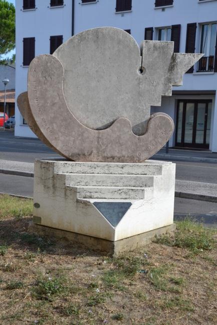 Monumento in ricordo dei liberatori indiani Monumento commemorativo Localizzazione: Corso Europa 1 [44 25 26 Nord 11 54 48 Est] Il monumento, progettato dall architetto Giovanni Liverani, è stato