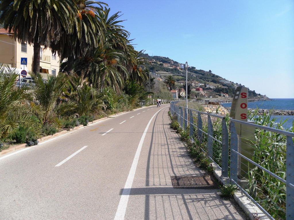 Tragitto 1 Pista ciclabile del parco costiero da San Lorenzo a Ospedaletti La prima tappa della pista ciclabile è quella di San Lorenzo.