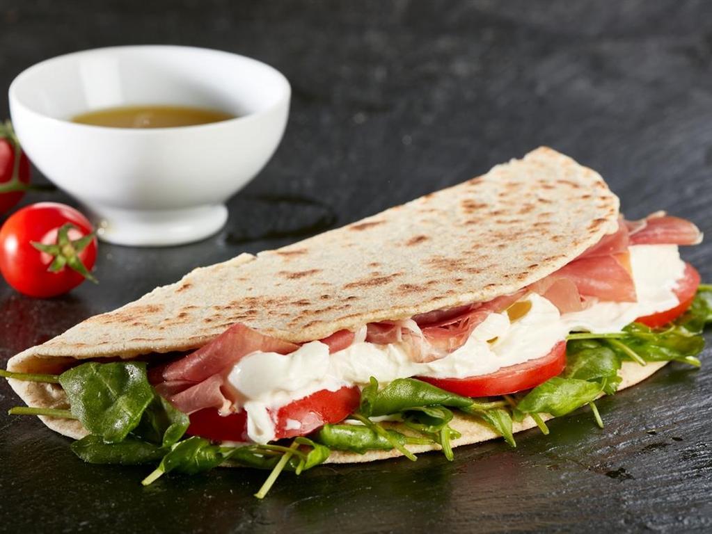 Sulla tavola non mancherà mai la piada (piadina), un simbolo della gastronomia romagnola.