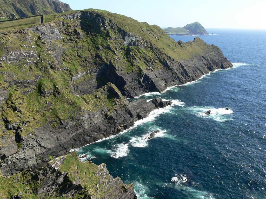 Si attraverserà il Burren (dall Irlandese Boireann luogo roccioso ) dove l acqua, scorrendo in profondità, ha creato grotte e cavità sotterranee.