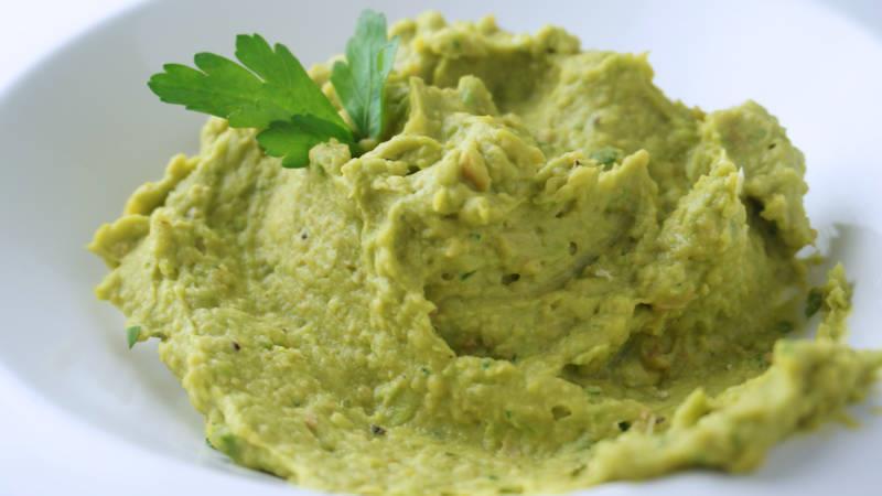 Hummus di avocado Quantità: 500 g 300 g (precotti) ceci succo di 1 limone 30 g olio extravergine di oliva 60 g acqua 1 (maturo) avocado 50 g tahina q.b. sale fino Come cucinare la ricetta 1.