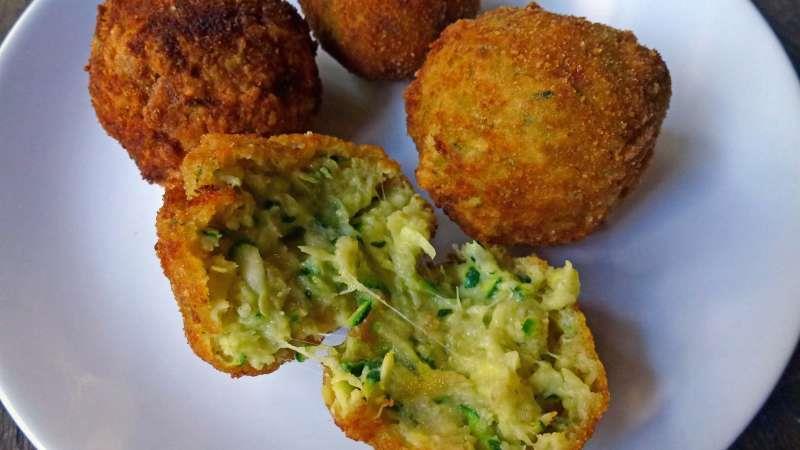 Quantità: 4 persone Polpette di zucchine 400 g zucchine 250 g Galbanino 100 g pangrattato 1 uova 20 g olio extravergine di oliva 1 spicchio aglio q.b. sale fino 1.