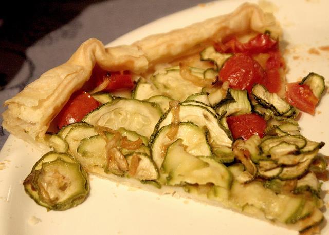 Torta rustica con zucchine e pomodorini Tortiera a cerniera ø 24 cm Per la pasta al vino 100 g di vino bianco 80 g di olio extravergine di oliva 300 g di farina Un pizzico di sale Per il ripieno 150