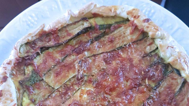 Quantità: Stampo da 28 cm Crostata di zucchine 100 g provolone 100 g fior di latte 3 uova q.b. parmigiano reggiano q.b. sale fino q.b. pepe nero 1 rotolo pasta sfoglia 250 g besciamella 300 g (fritte) zucchine 1.