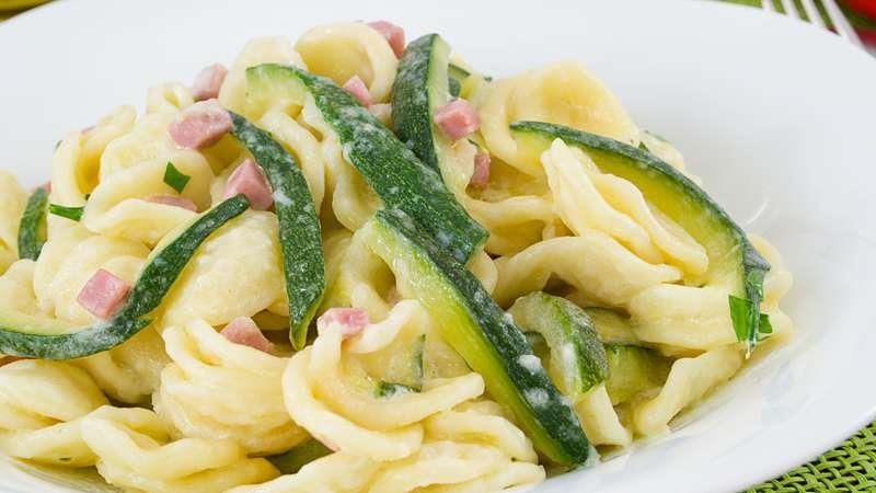 Salsa zucchine e zafferano Quantità: 4 persone q.b prezzemolo 50 g parmigiano reggiano 100 g (a dadini) prosciutto cotto 50 g olio extravergine di oliva 3 zucchine q.b. sale fino q.b. maggiorana mezza bustina zafferano 1 cucchiaino dado vegetale 1.