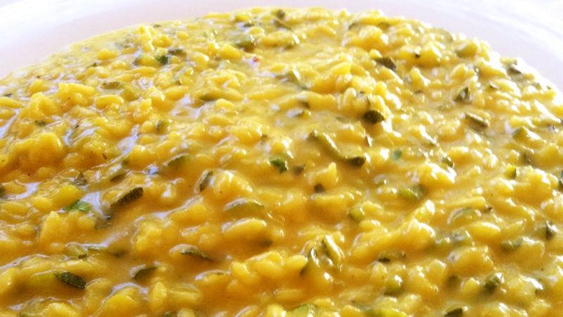 Risotto zucchine e zafferano Quantità: 4 persone 1 scalogno 80 g olio extravergine di oliva 200 g zucchine 300 g riso 100 g vino bi