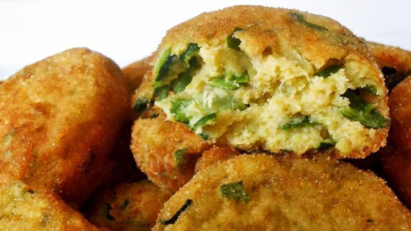 Polpette di zucchine e merluzzo Quantità: 4 persone 400 g merluzzo uno spicchio aglio 30 g olio extravergine di oliva 2 (medie) zucchine 100 g pangrattato q.b. sale fino q.b. prezzemolo 2 uova 1.