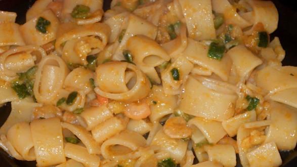 Pasta gamberetti e zucchine Quantità: 4 persone 1 spicchio aglio 250 g (sgusciati) gamberetti 50 g vino bianco 3 zucchine 30 g olio extravergine di oliva q.b. sale fino 400 g rigatoni 1.